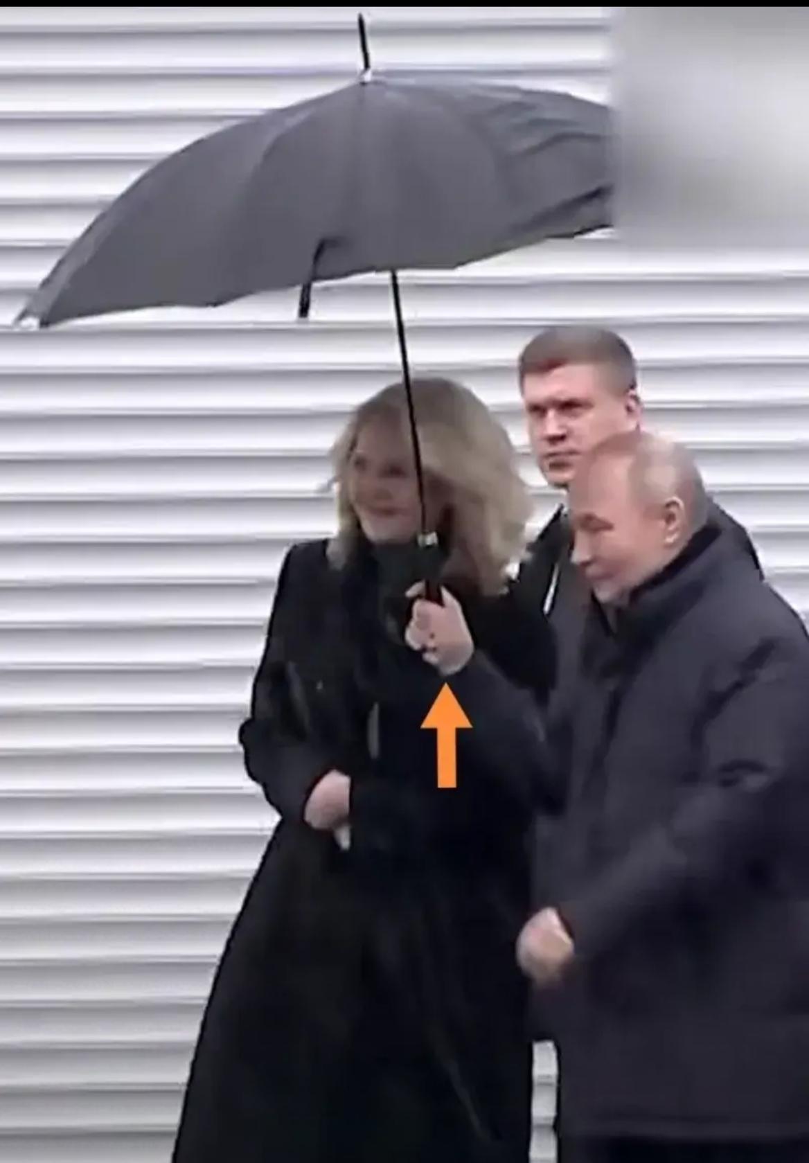 4月28日，俄罗斯总统普京在莫斯科视察医疗机构时，在强雨雪天气中全程为副总理戈利