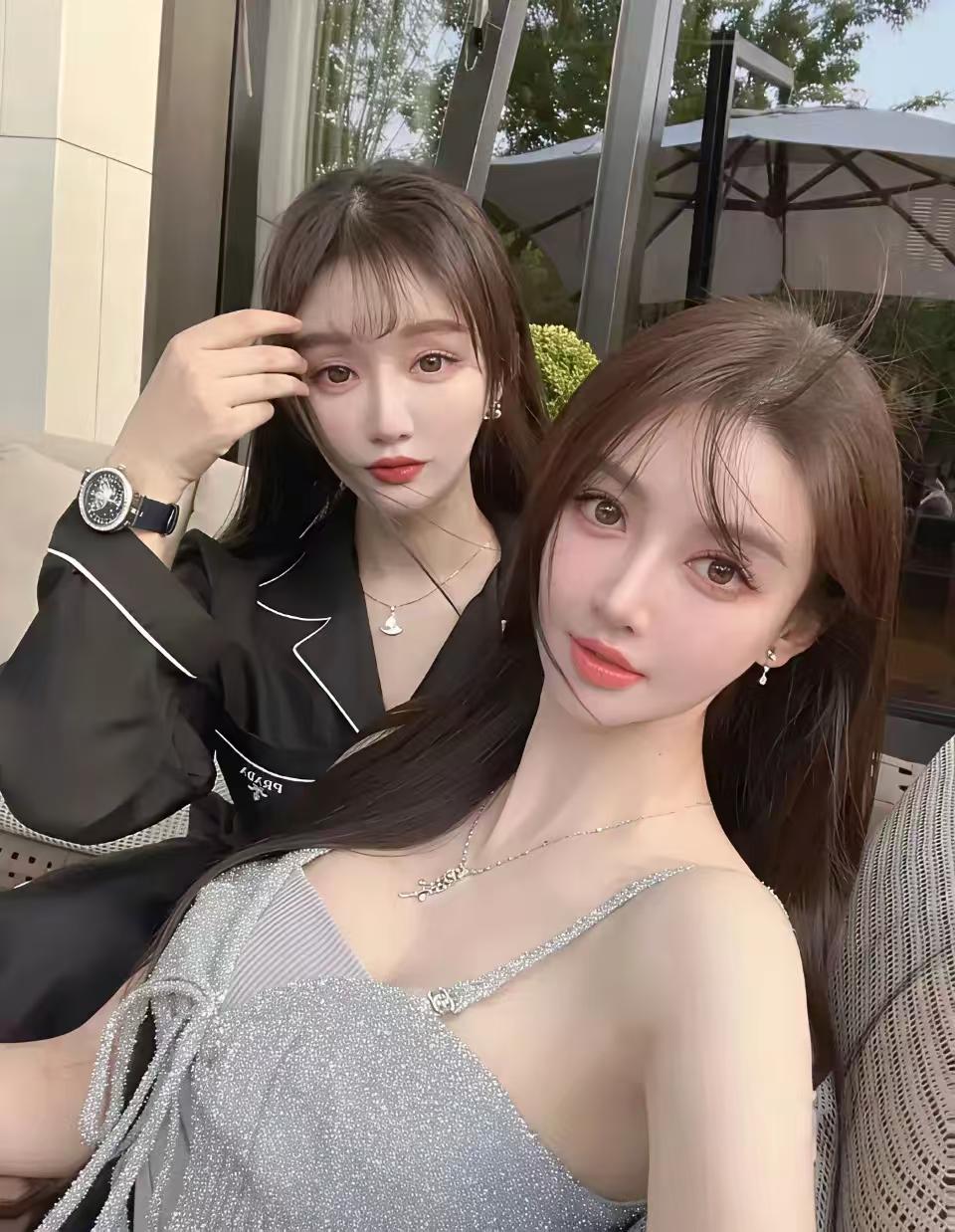 叶柯直播说要把她妹妹的照片给大家看，说是惊艳了时光的女人，太搞笑了，两个人是同一