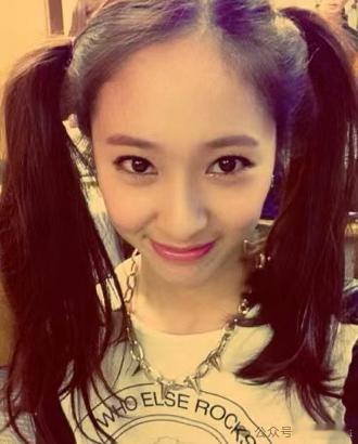 近日，f(x) 组合郑秀晶（Krystal）因出演大尺度喜剧综艺《SNL Kor