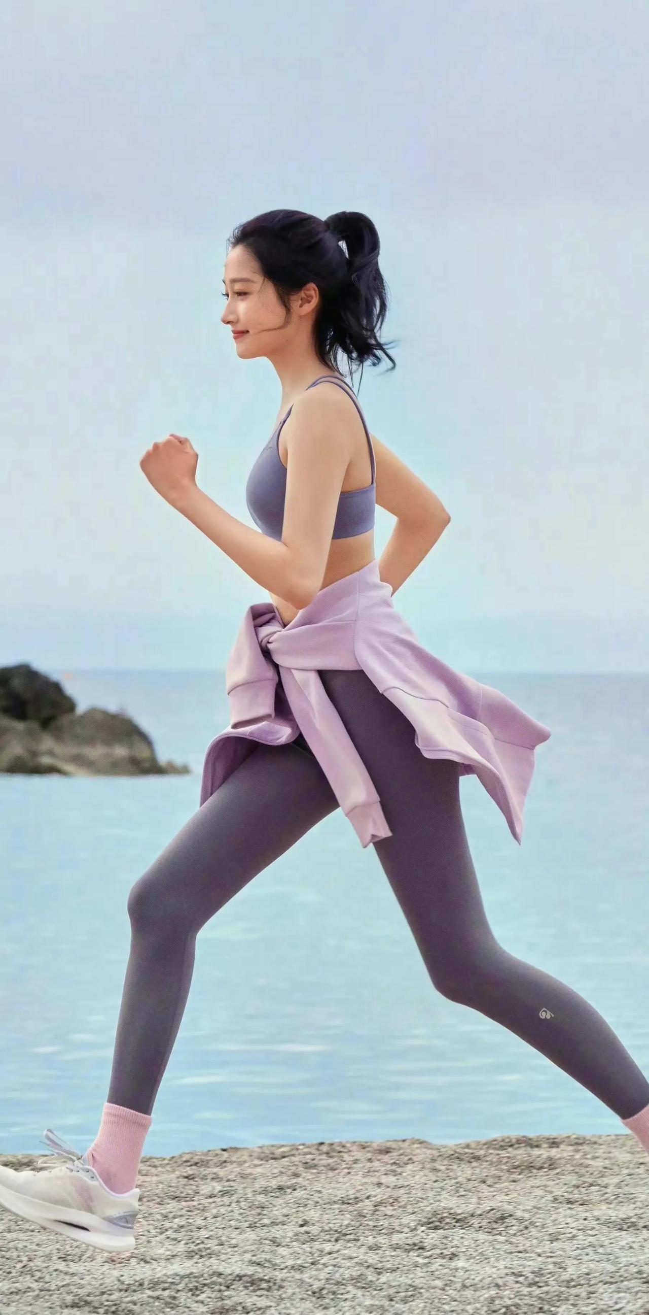 关晓彤瑜伽美腿，这双大长腿真是无敌了，国民闺女越来越大方了！
关晓彤穿灰色瑜伽套