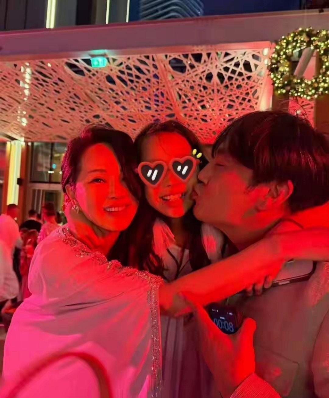 伊能静情人节晒全家福合影，和老公秦昊甜蜜比心，一家人幸福满溢 ​​​