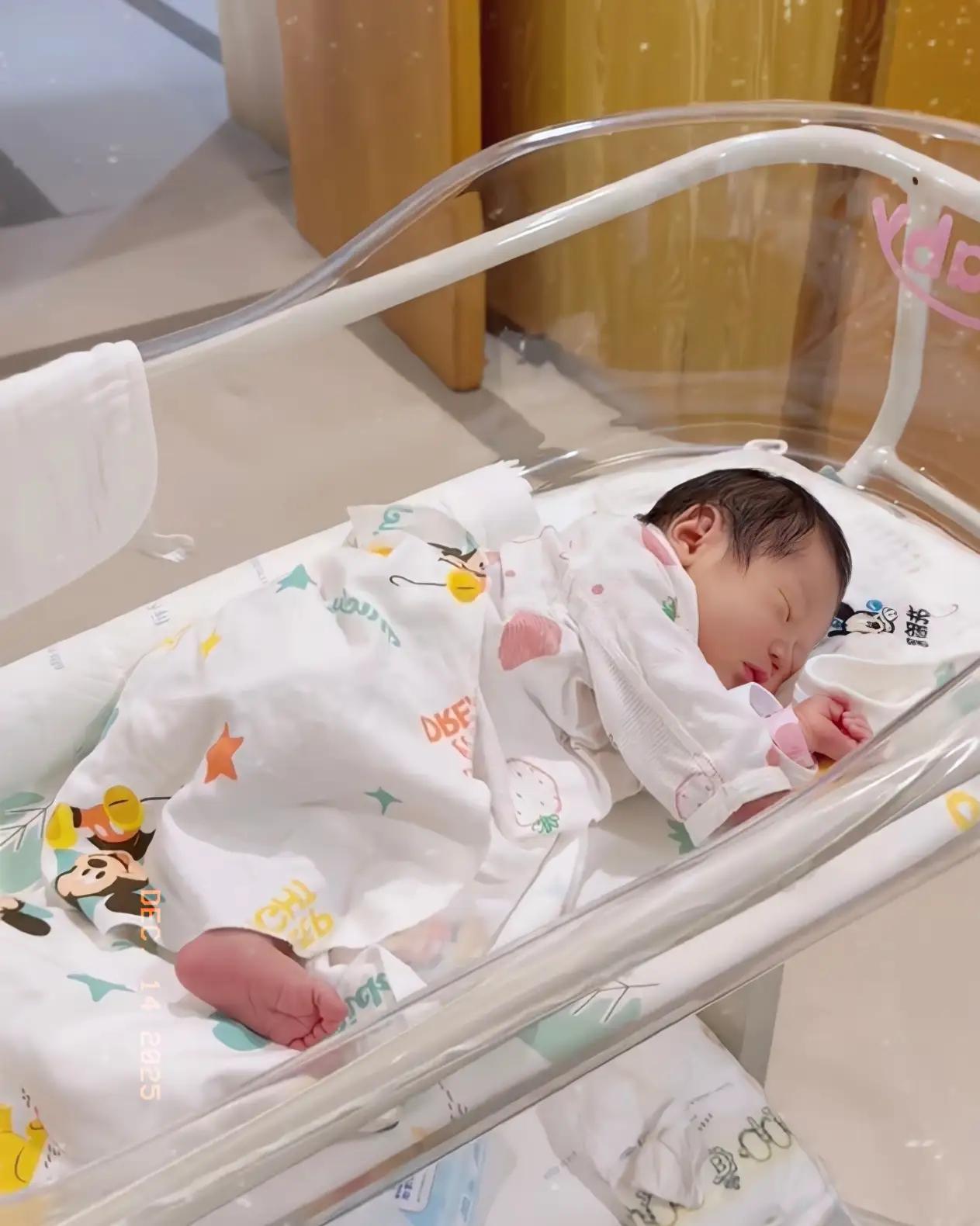 国家医保局又出新政策了：
从2026年起，分娩住院费用实现“个人无自付”。简单说