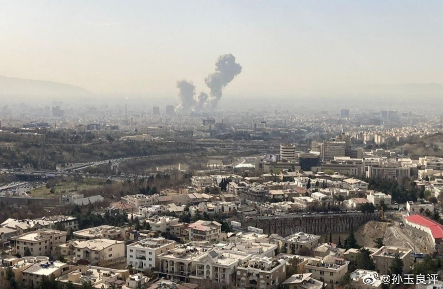 【巴列维称美国打伊朗是“人道主义干预”，孙玉良：本质是争夺资源】2月28日凌晨，