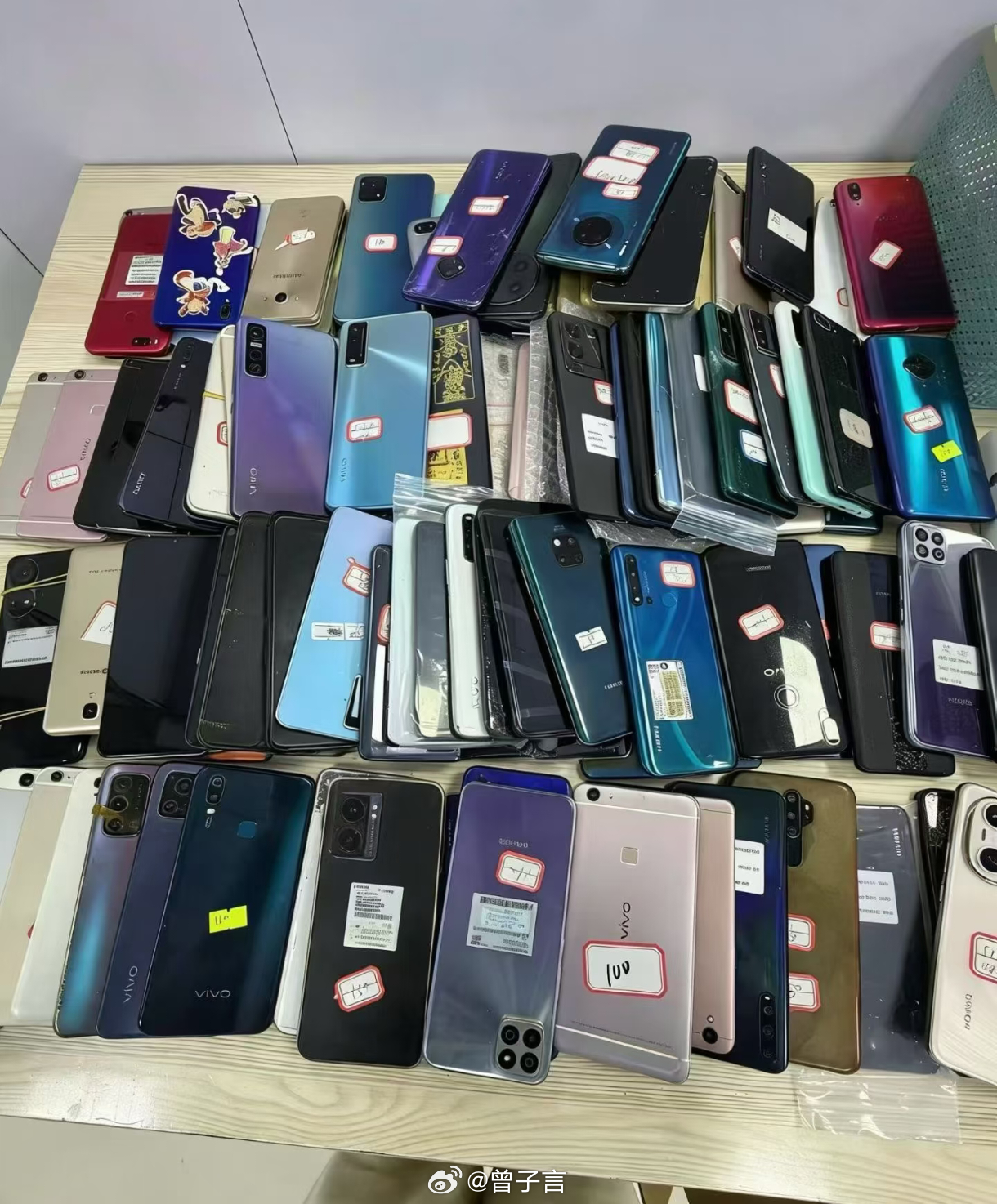 旧手机回收价暴涨五六倍 以前扔在抽屉里没人要的旧手机，现在回收价直接翻了好几倍。