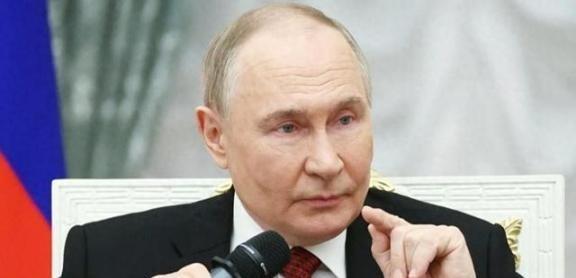 为什么说中国得防着点俄罗斯？说白了，普京今年72岁，这位掌舵俄罗斯25年的硬汉终