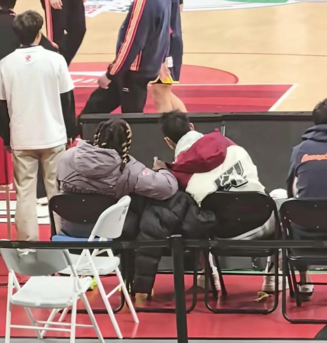 广东打深圳赛前，崔永熙跟麦考尔谈了起来，两个还都在养伤，心里虽焦急，但球队为了他