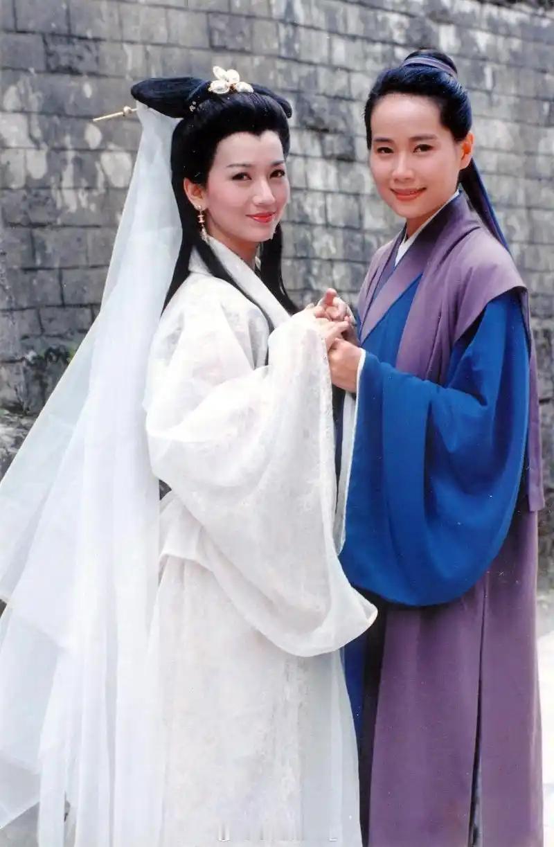 其实赵雅芝扮演的白娘子对我荼毒挺深的，小的时候，我在她身上看到的女人形象是:美丽