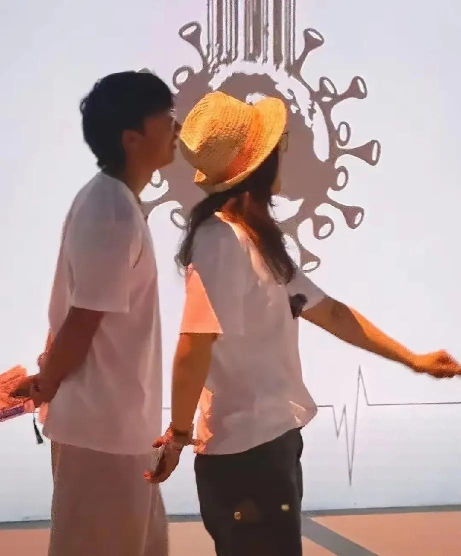 家人们谁懂啊！歌手孙悦直接“炫娃”上热分啦！她18岁的儿子Andy在798艺术区