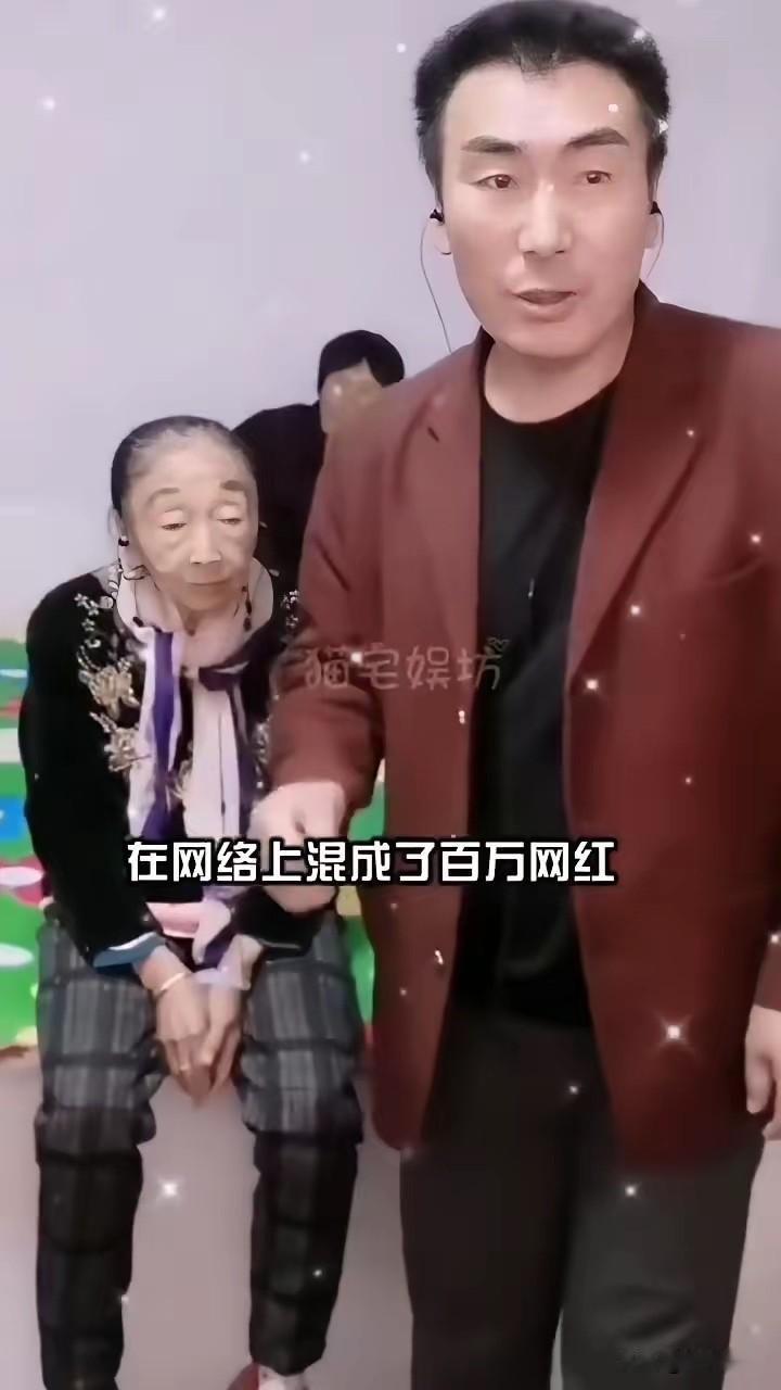 如今她躺在病床上，身上插着管子，连翻身都困难。那个曾经给她梳头、为她挡了二十七年