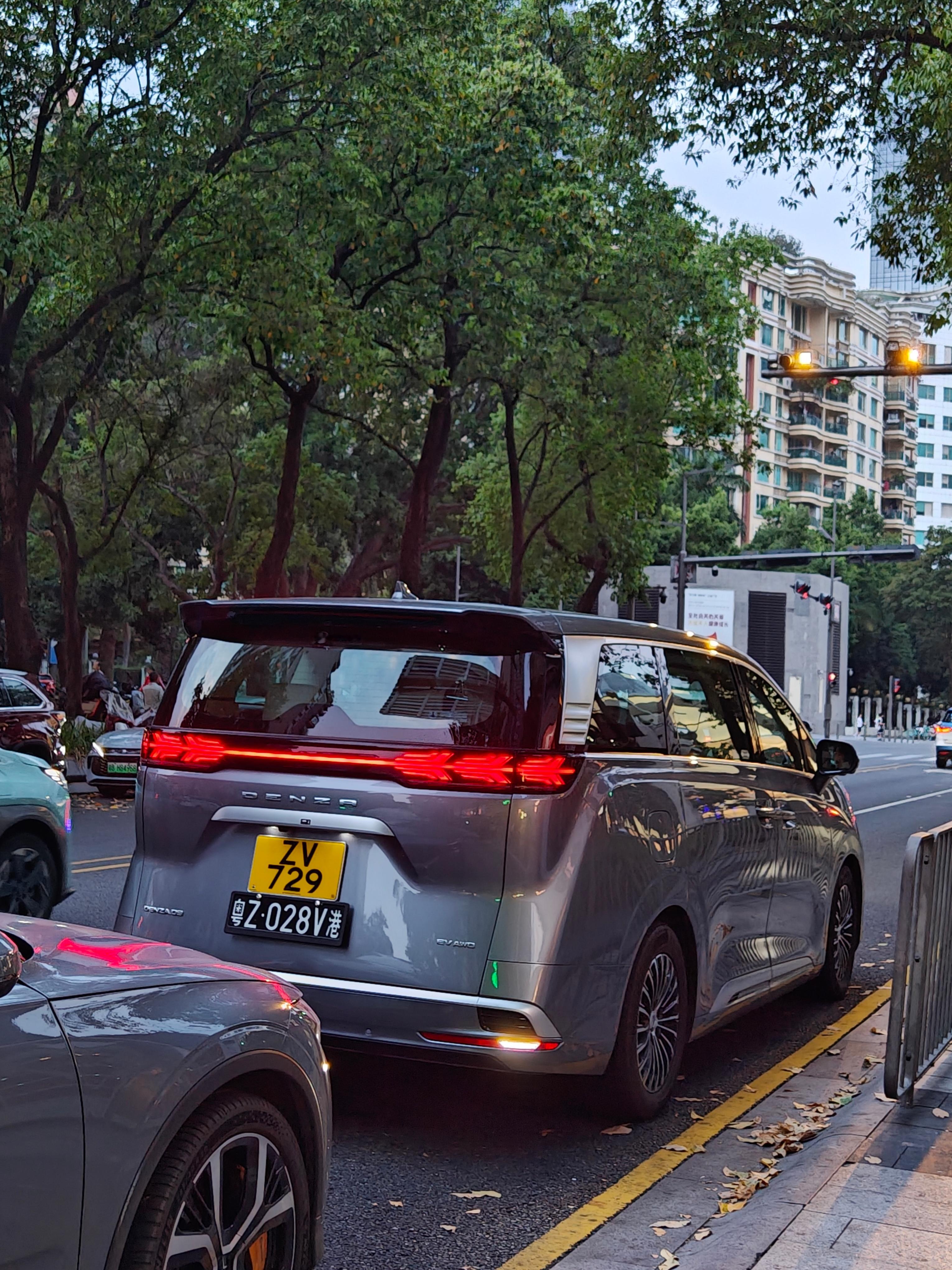 车牌确实重要，这感觉好多了。深圳好多车SOMECAR全民拍车腾势