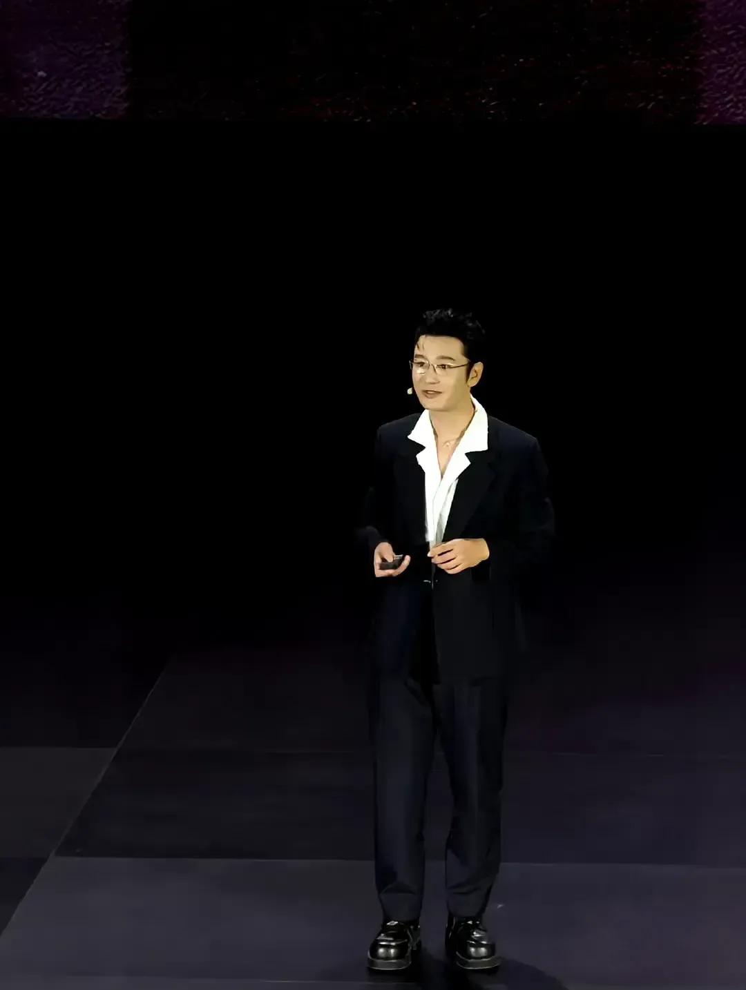 再次证明黄晓明定华为享界S9上热门，就是一出戏，代言人还用自己花钱买吗？新势力造
