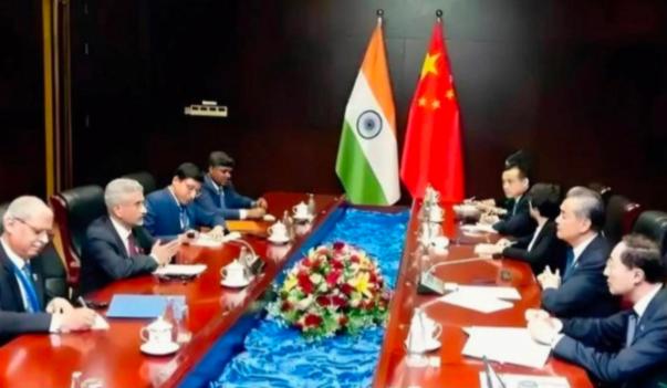印度那边，从官员到企业主，一拨接一拨跑到中国来谈合作，中国企业的回应却出奇地齐整