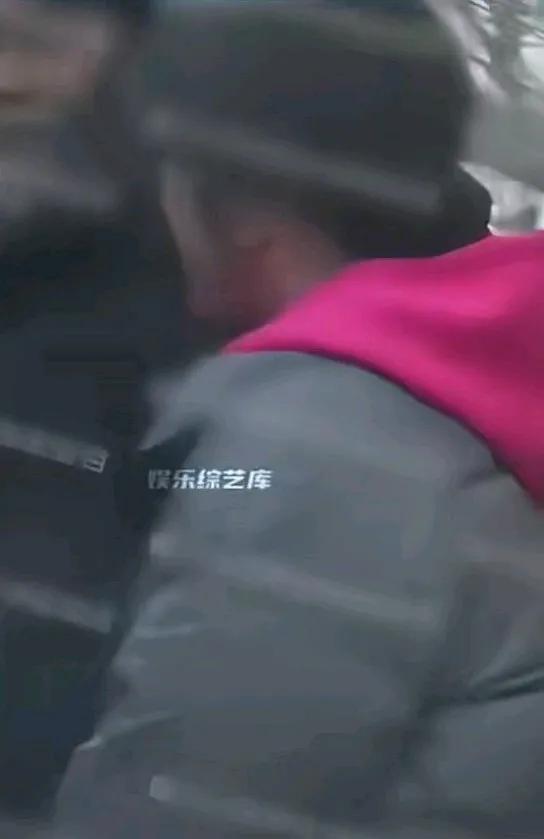 刘晓庆可能做梦也没想到，自己一把年纪了，还能被一个30多岁的男人缠上吧！
俗话说