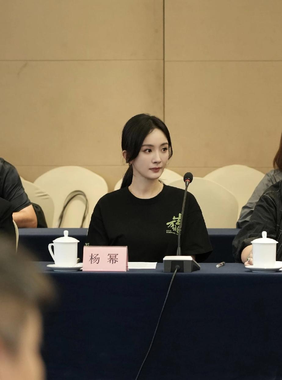 绝了！
杨幂现身研讨会，这种镜头下都这么美，又正又漂亮！内娱还有谁？