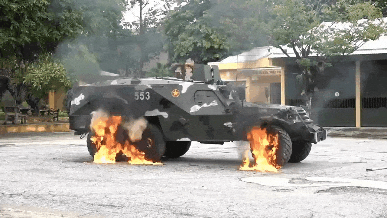 🇻🇳一辆越南BTR-152装甲运兵车的乘员正在演示车轮灭火系统。BTR-15