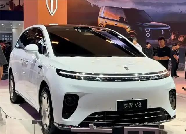 享界 V8 全球首发，鸿蒙智行的 MPV 阵营又壮大了。现在 MPV 市场是真的