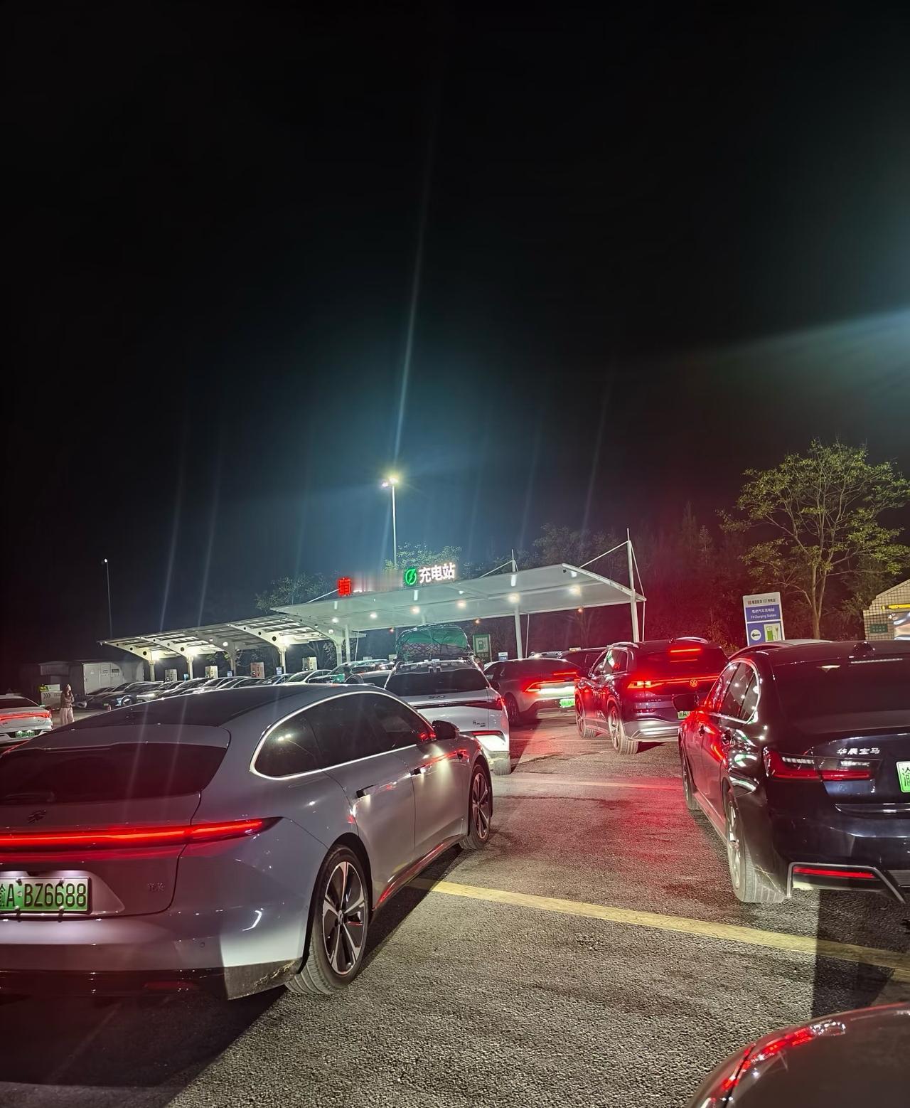 五一高速充电太恼火了

30号下班就出发，去贵州玩儿，半夜在泸州叙永附近的一个高