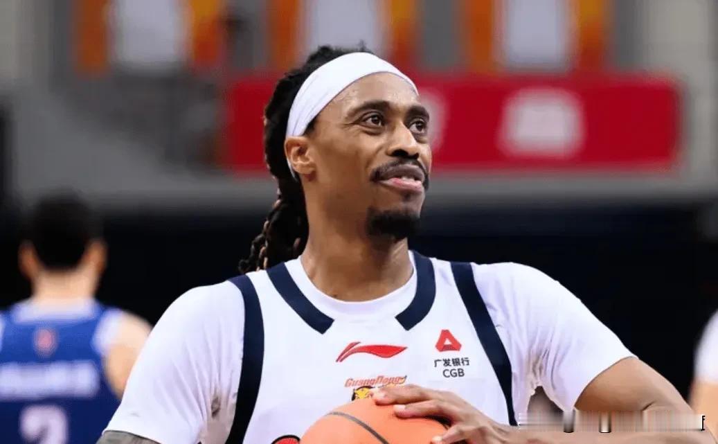 广东队外援麦考尔安全上岸，队内得分王萨姆纳在季后赛前夜将被取消注册，拉科塞维奇还