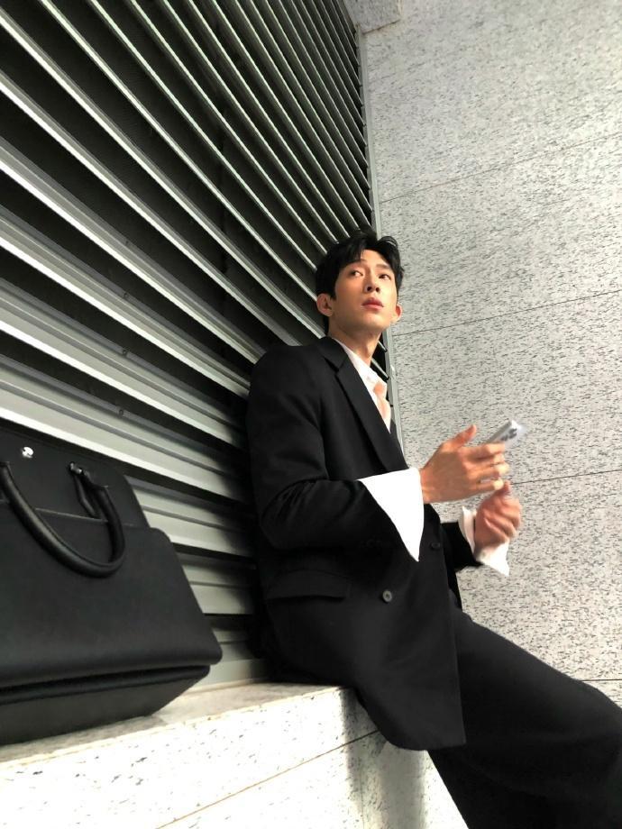 炎亚纶回复和井柏然怎么认识的炎亚纶回复和井柏然怎么认识的：“我們算同期歌手，各種