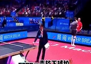 文章标题：拿走王楚钦垫在球拍下

在近期的一场乒乓球比赛中，裁判在比赛尚未开始时