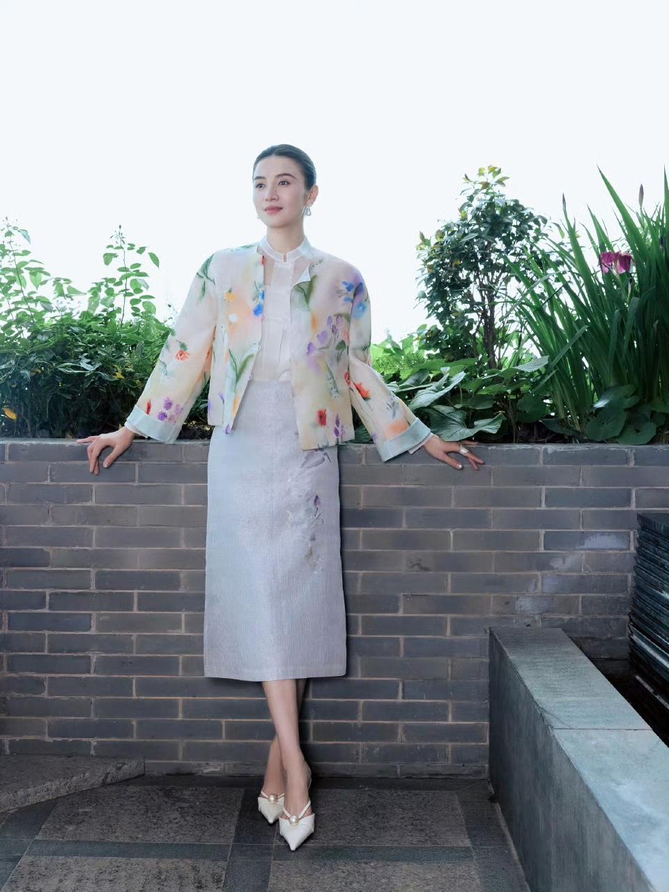宋佳今日的穿搭充满了江南古韵与松弛感，是写给江南的一首散文诗。没有繁复的堆砌，只