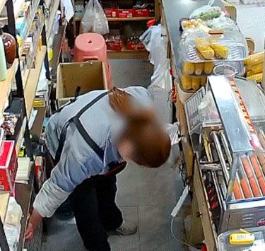 聪明过头了吧！甘肃兰州，一女子在超市当收银员时监守自盗，短短5个月的时间，竟偷走