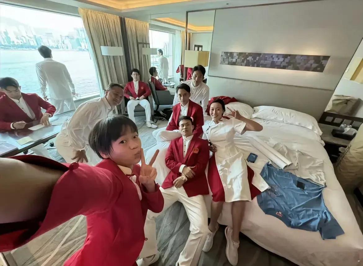 全红婵晒的大合照酒店内景不仅很豪华，窗外就是维多利亚港湾，香港对内地运动员是真爱