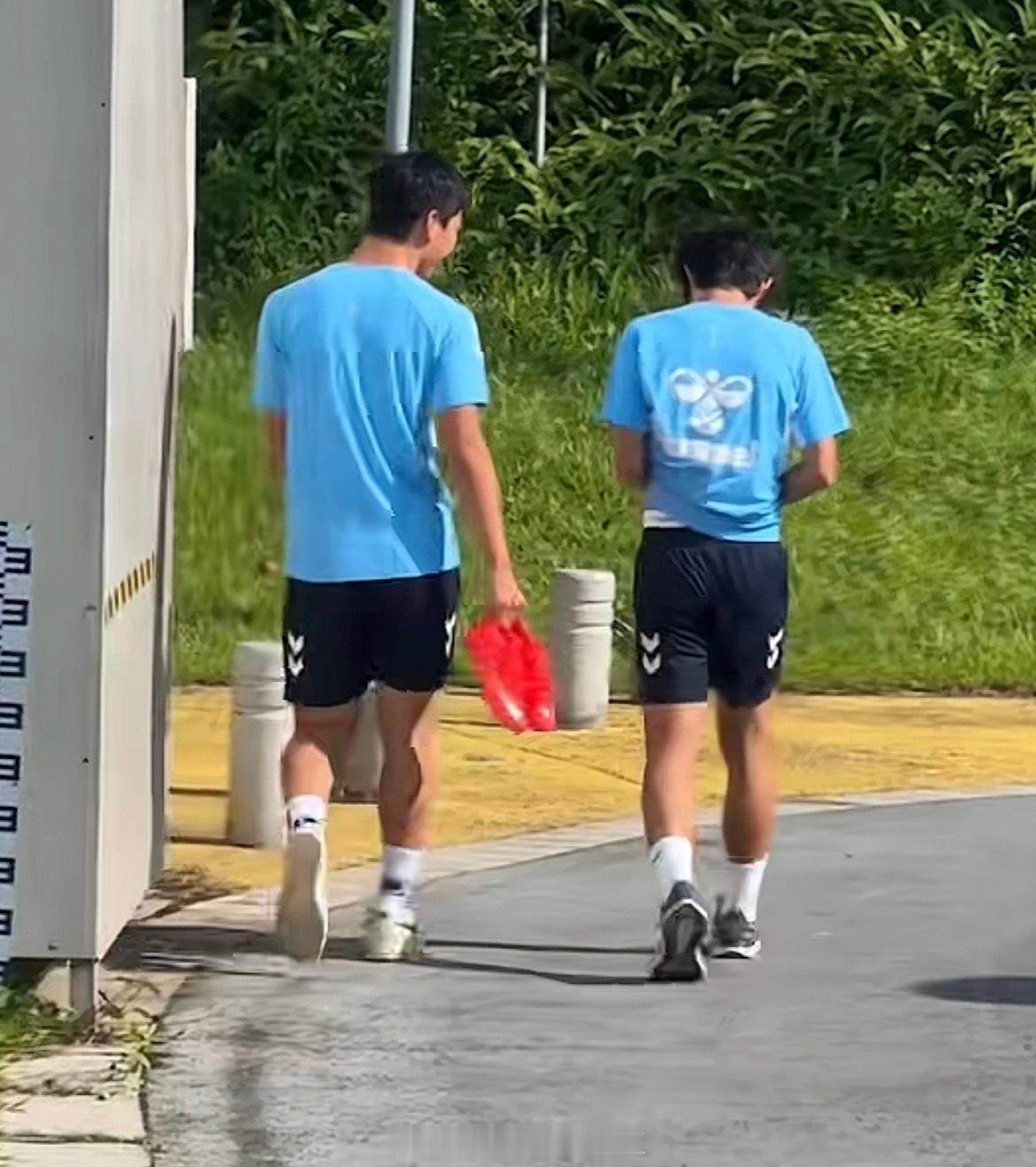 张林峒与袁博涵一同现身深圳青年人训练场，与前U16国少队西班牙教练团队重逢。张林