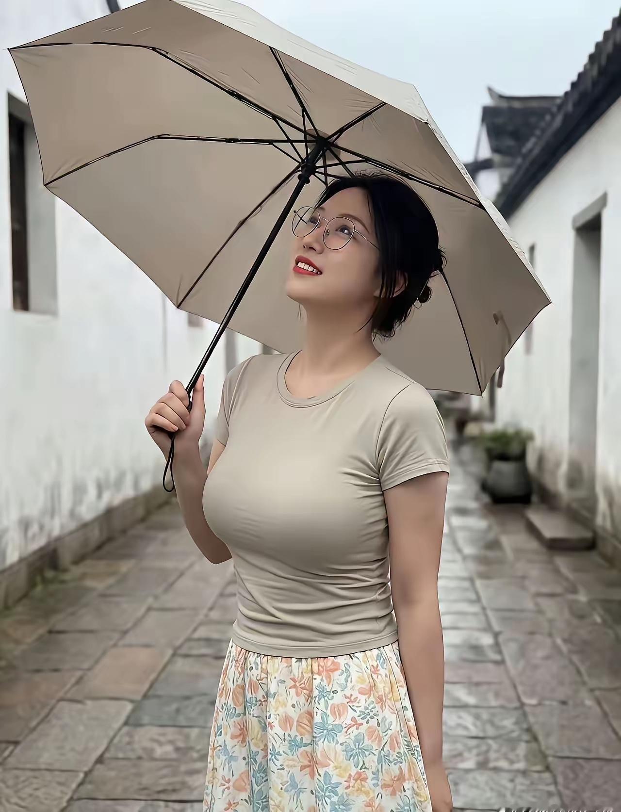 秋雨佳人赋

文/熏墨
秋雨溶溶入鬓流，澄波一顾便温柔；
星凝爽季藏幽绪，伞遮清