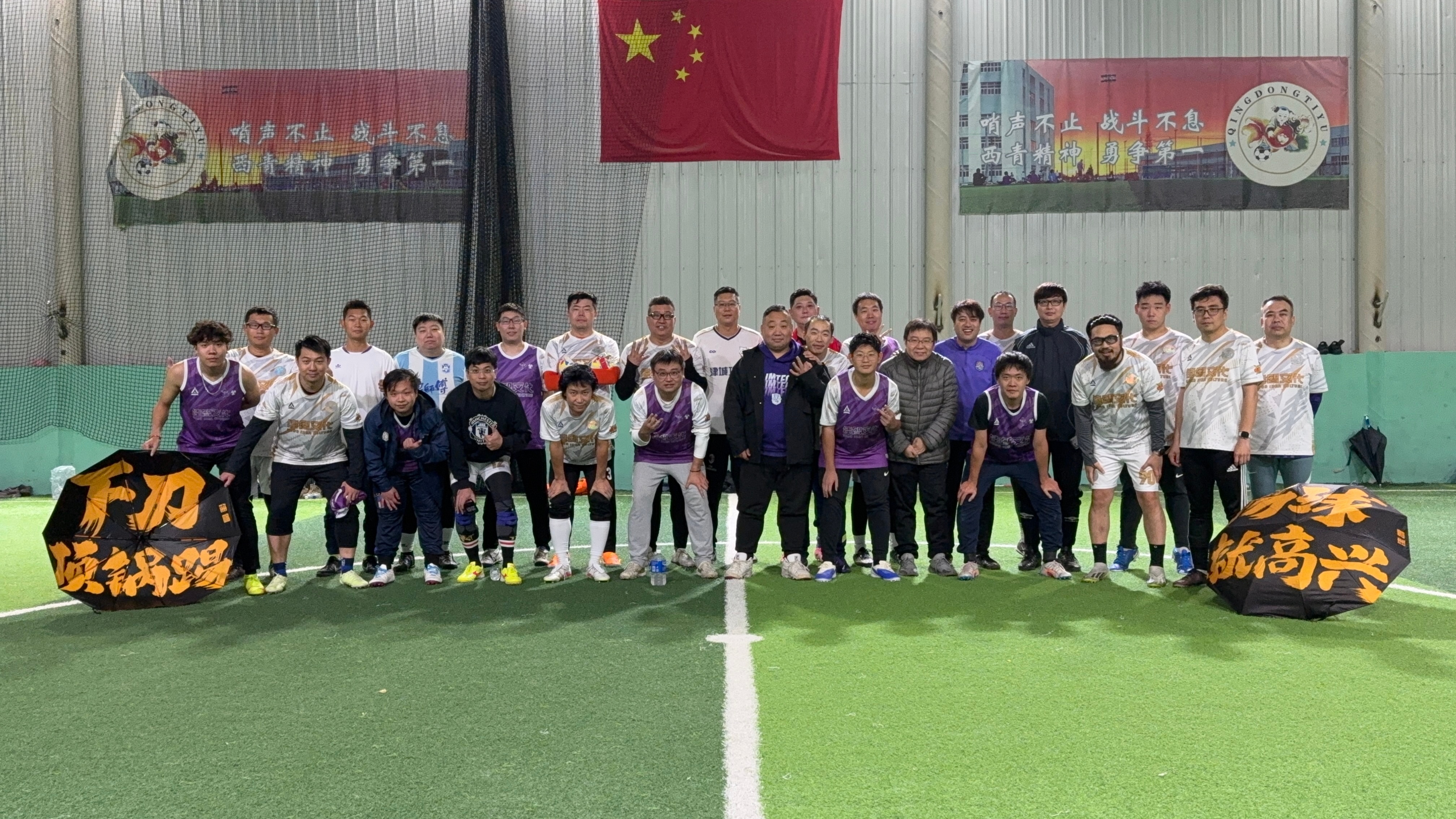 什么也挡不住，下刀也顶锅踢！踢球就高兴  ​​​