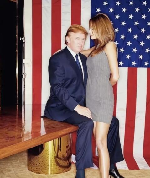 特朗普和梅拉尼娅合影时，也按耐不住躁动的心，这张照片拍摄于1998年，两人还没有
