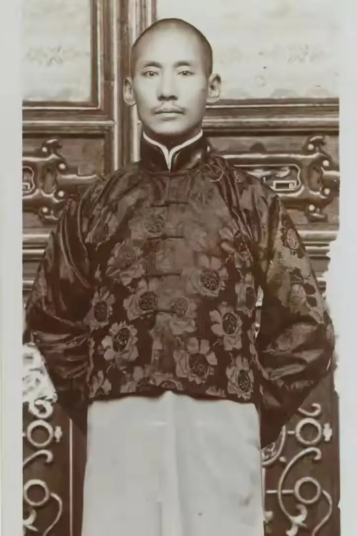 龙云一张罕见留影，彼时他在滇军之中稳步发展，还未独掌云南大权 