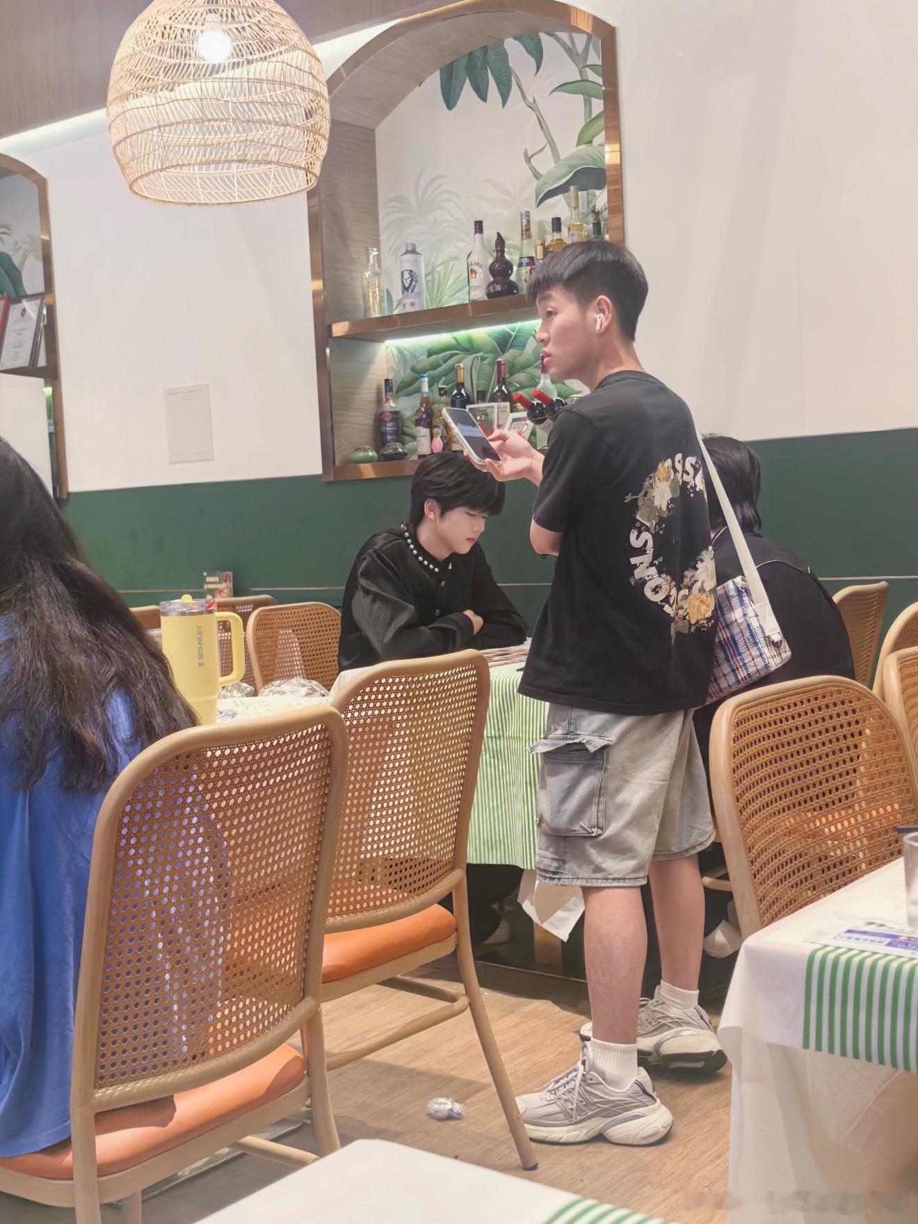 桂瑞被偶遇出去吃饭了 
