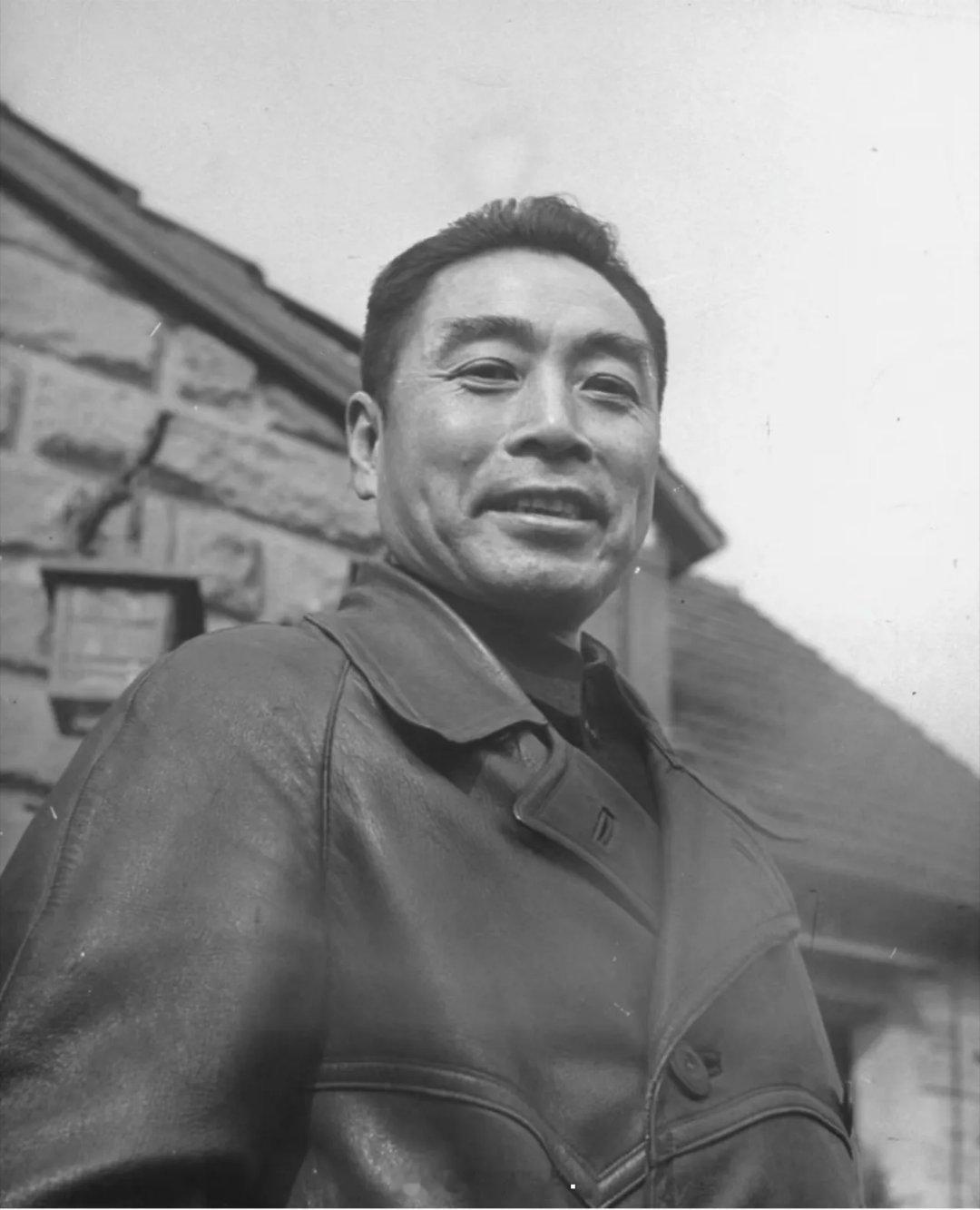 1946年1月，重庆怡园，《生活》杂志记者乔治·拉克斯的镜头，记录下周恩来总理的