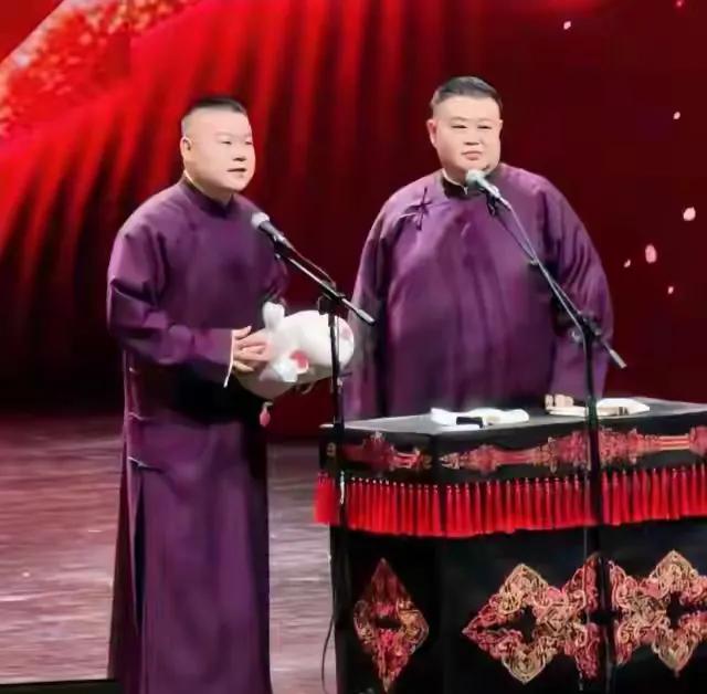 不看大屏上的“卅载峥嵘”，我不敢相信这是相声场馆。
昨天的济南专场，热度明显不比