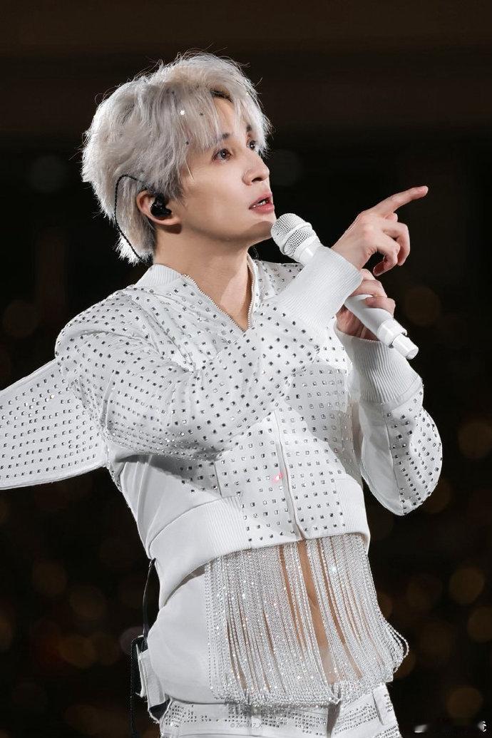 薛之谦抛话筒狂奔薛之谦抛话筒的神谁还没被老薛这波操作帅晕！干脆利落抛完话筒转身就