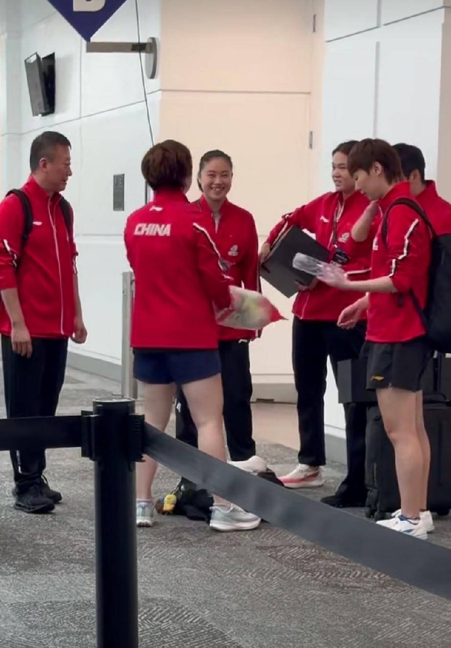 WTT美国大满贯，一场刺激的女双决赛后，王曼昱与搭档蒯曼战胜日本组合张本美和早田