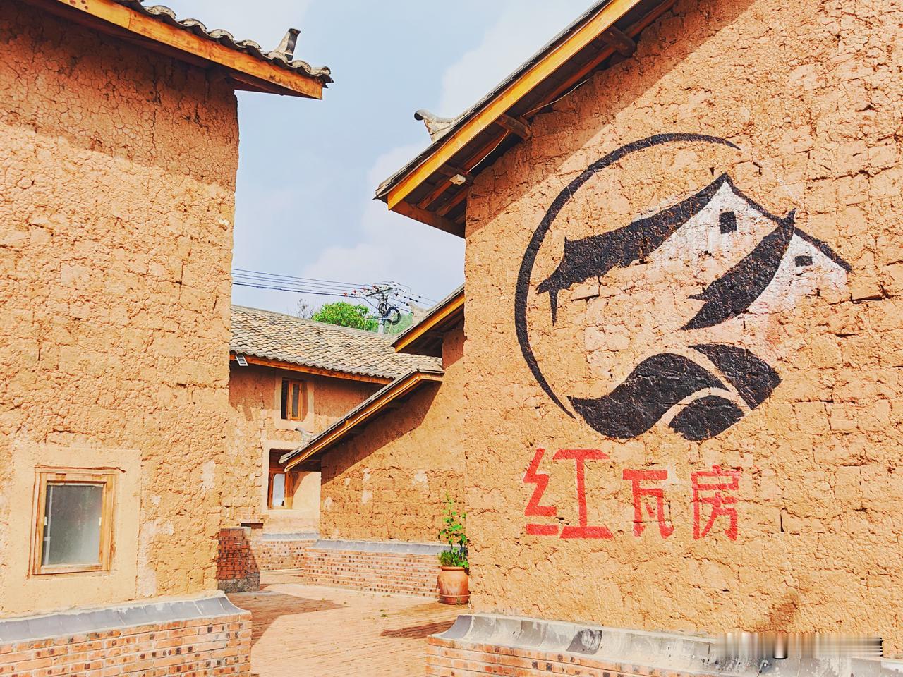 不必远行，在曲靖沾益红瓦房，就能遇见理想中的乡村旅居。白墙红瓦映着蓝天，31株百