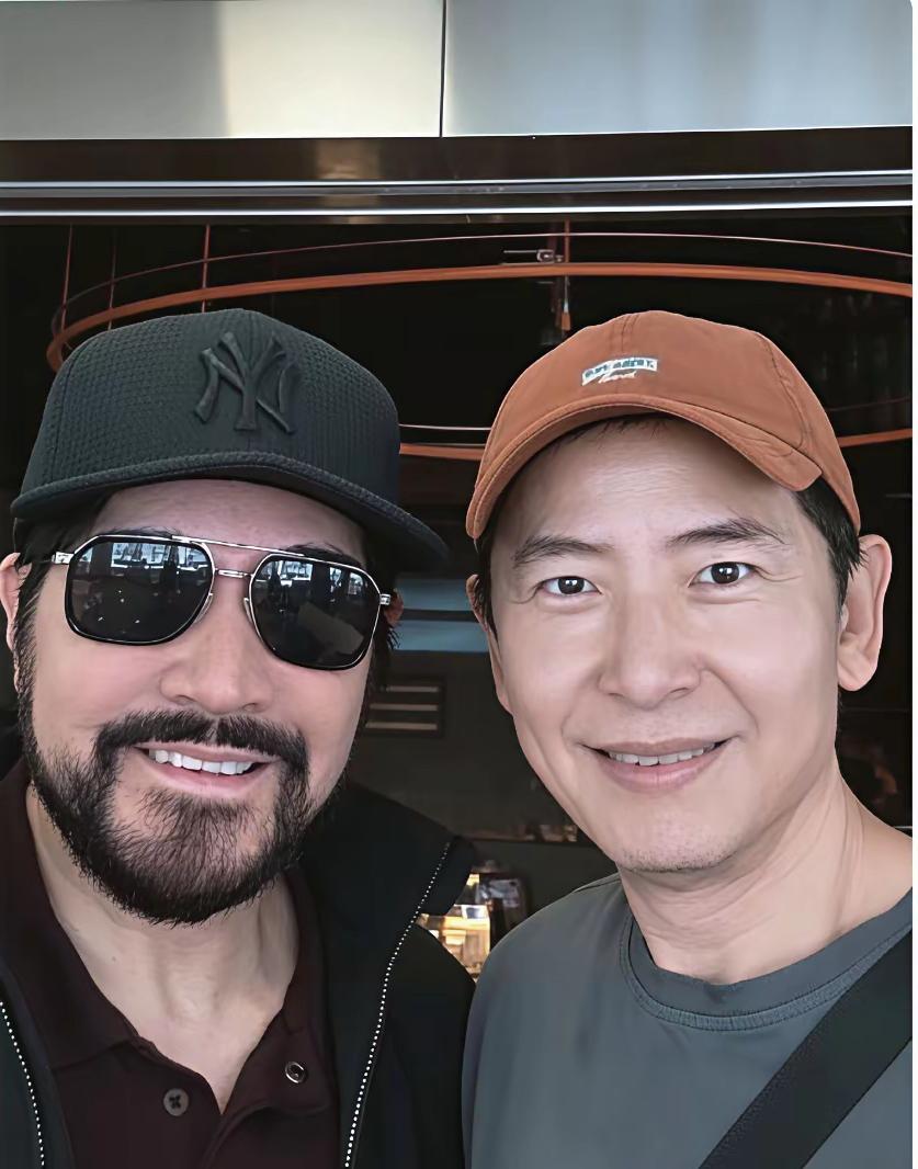 费翔和戴军两个人长得还挺像啊！我用豆包给戴军p上费翔同款胡子和眼镜，怎么感觉两个