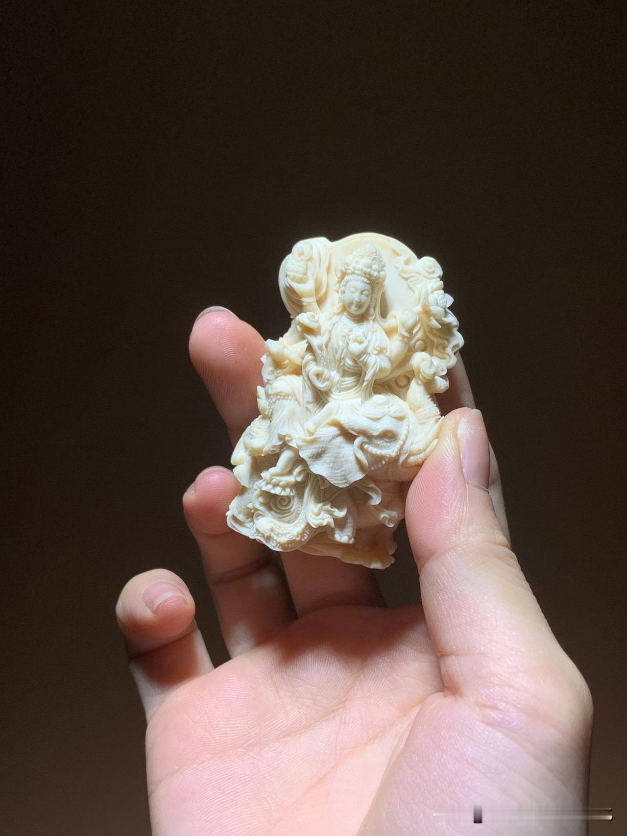 有些作品虽不过掌心大小，却能让人看上许久。

万年猛犸冰料温润如玉，普贤菩萨端坐