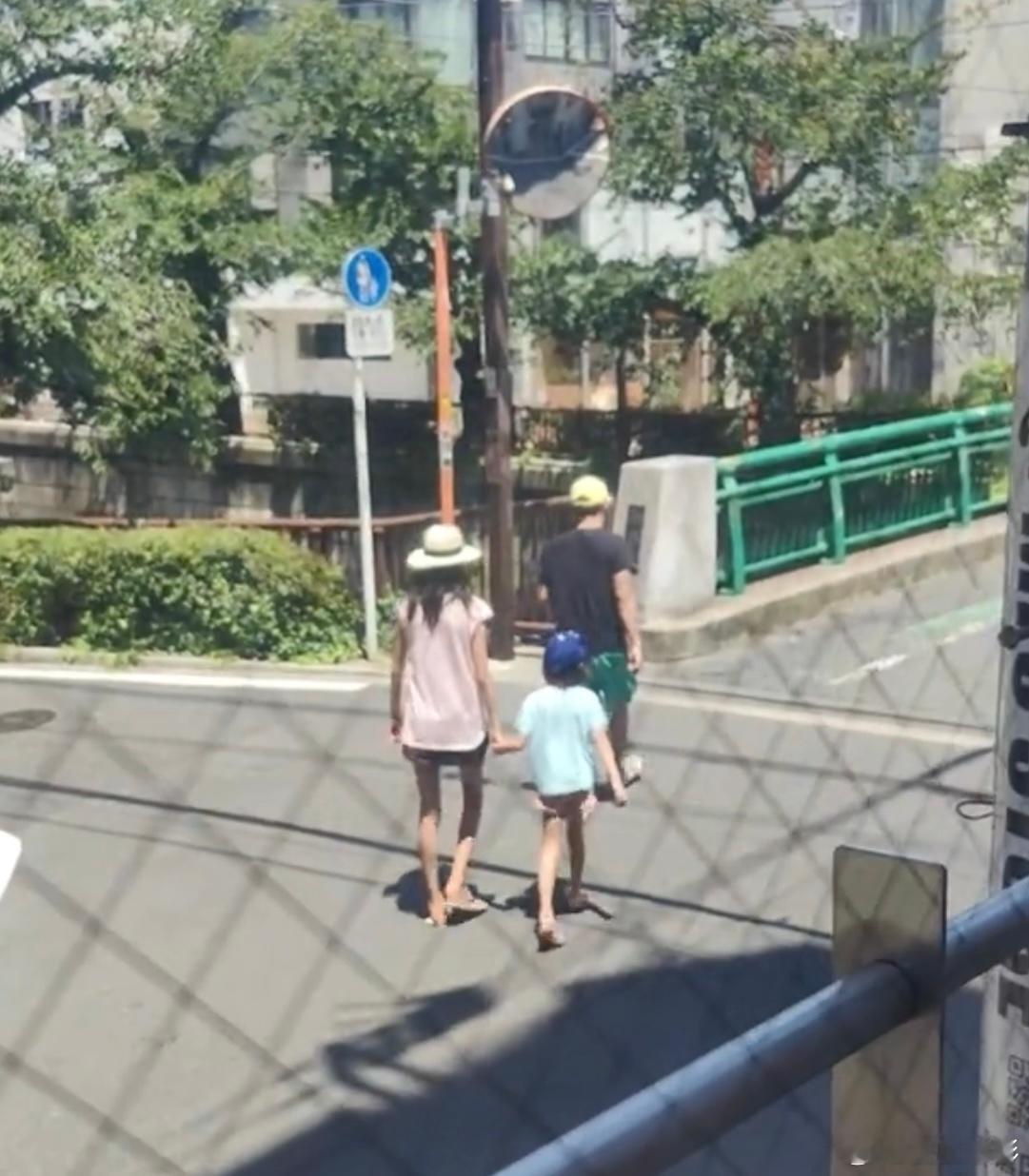 #偶遇陈冠希一家三口逛街##日本偶遇陈冠希一家逛街#这得多瘦啊我的天 这个腿！秦