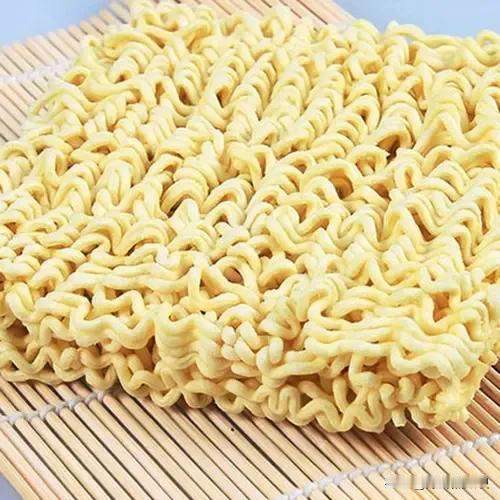 本人从来不在车上吃任何东西，水除外。完全吃不进，旁边那么多人，没法吃。
但我就问