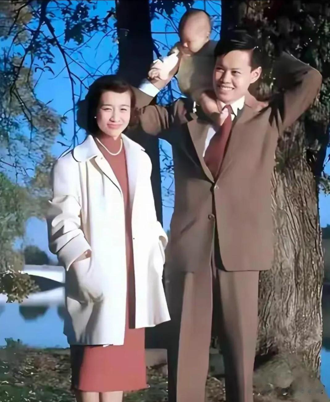 这张珍贵的全家福拍摄于1951年的美国普林斯顿，照片里是青年时期的杨振宁和他的第