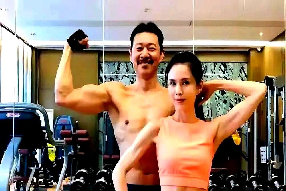 为前男友还上亿债务的李若彤，现在居然为10块钱跟人砍价。

这位“姑姑”当年有多