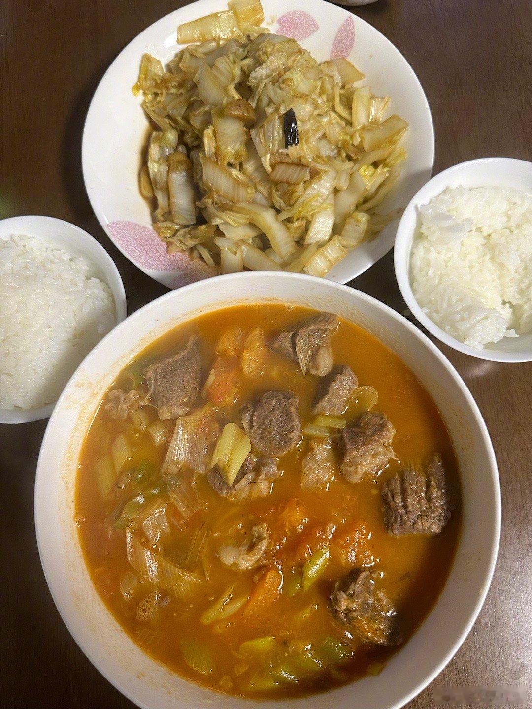 下班回到家，娃已经烧好了晚饭。炒白菜和蕃茄炖牛腩，还有米饭。娃问我好不好吃？我说