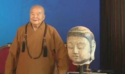 85岁，双目失明。星云大师摸着那尊佛首说了一句：“让它回家。”可大陆来迎的时候，