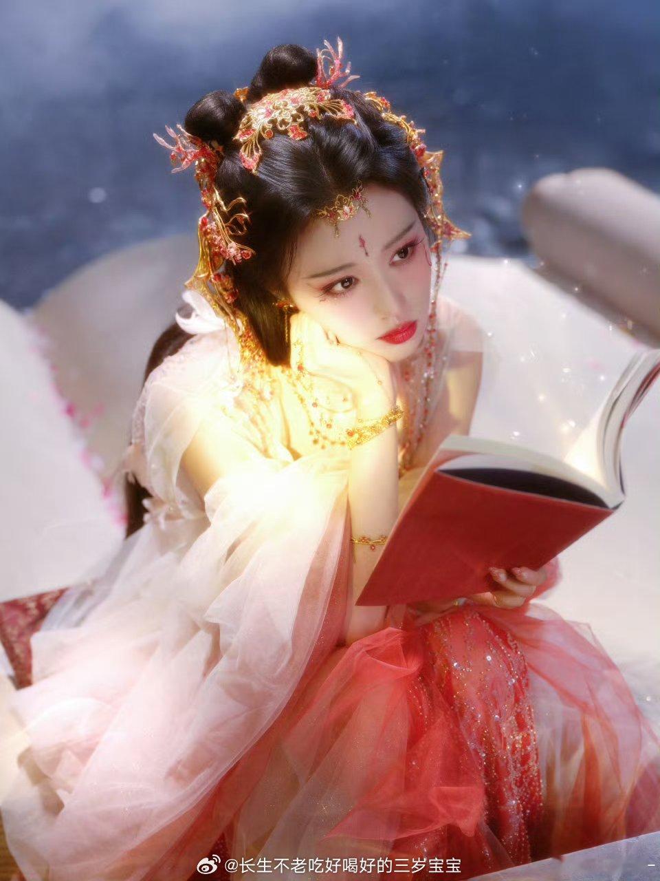 王楚然古装好美王楚然在剧里美得像一幅行走的工笔画，每个镜头都值得珍藏。剧情也超带