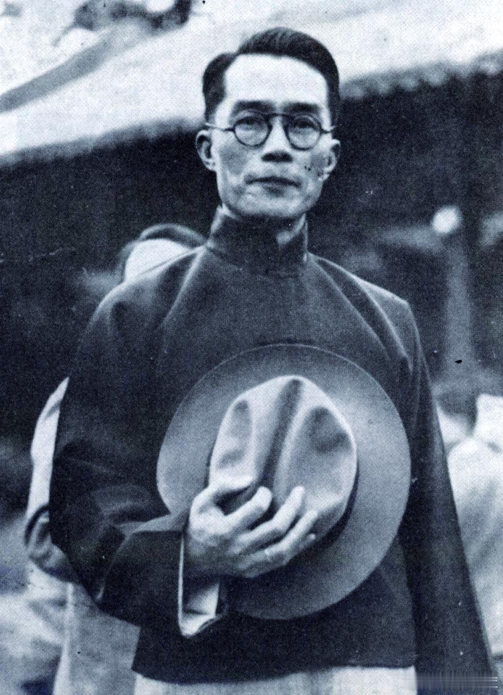 抗战时期，云南省主席龙云的女儿报考西南联大附中意外落榜，龙云心中不解，打算前去问