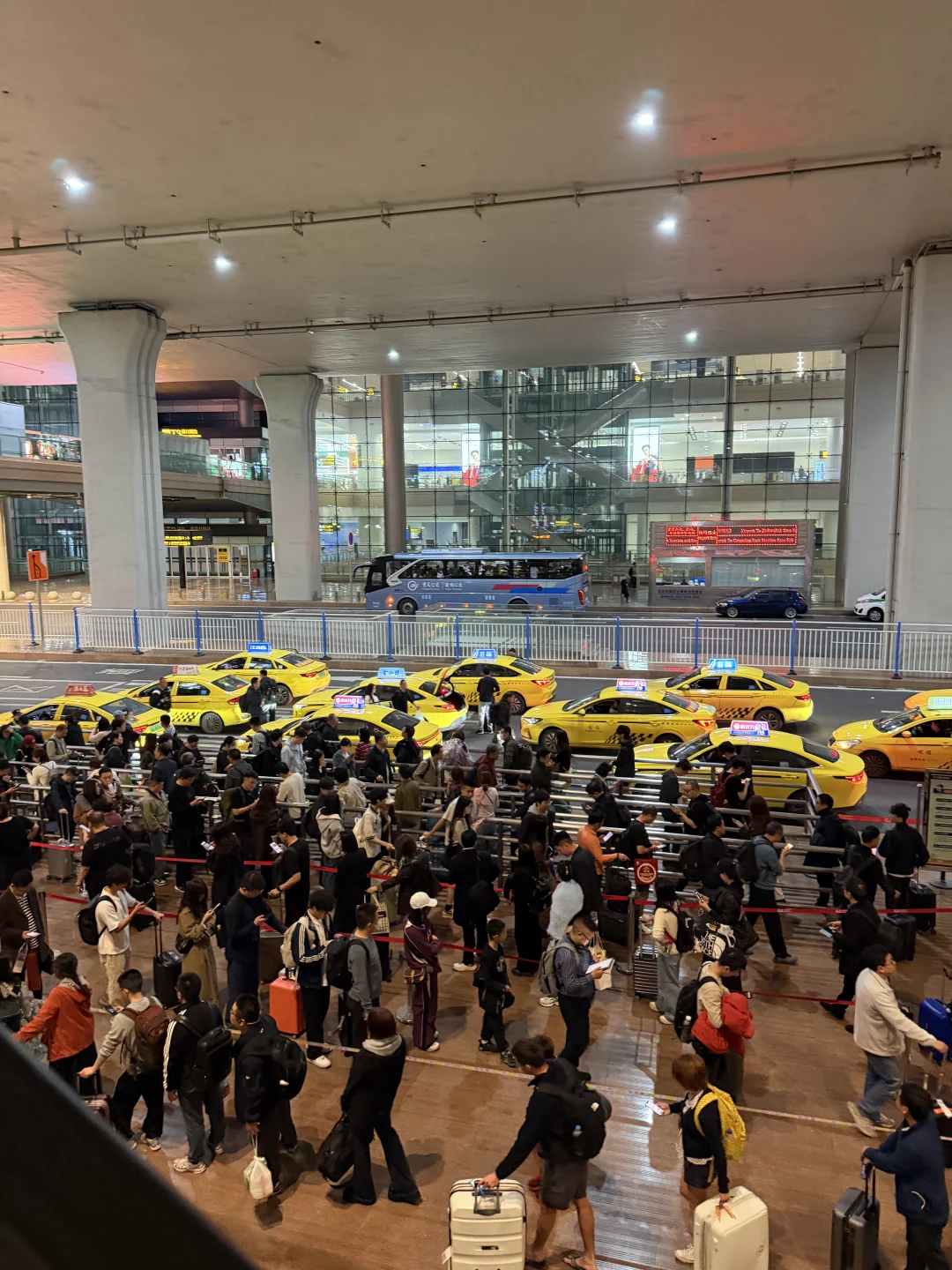 节假日的重庆｜黄色法拉利都不够用了