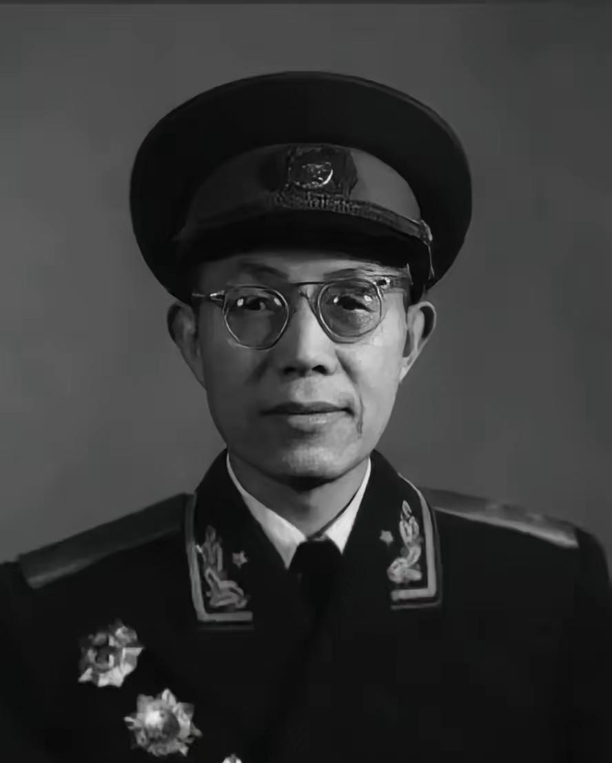 1937年，一红军干部流浪大西北，靠写毛笔字谋生。一教书先生看完字迹后，压低声音